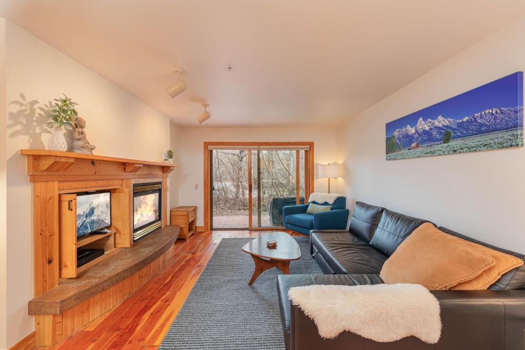 uma sala de estar com um sofá e uma lareira em Targhee Rentals 122 in Driggs Idaho near Grand Targhee Ski Resort King Size Bed em Driggs