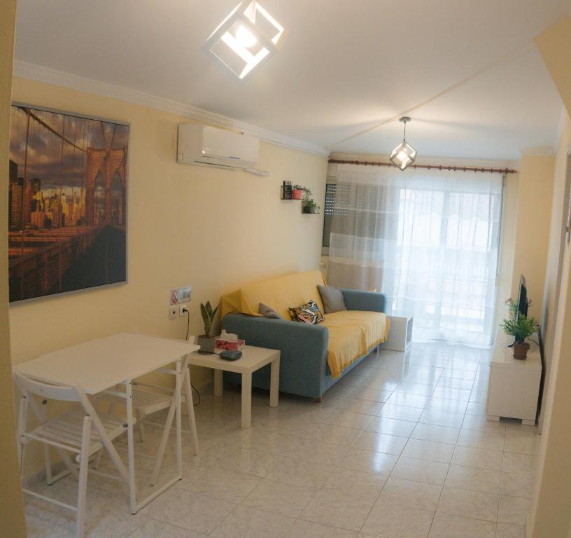 un soggiorno con divano e tavolo di Modern cozy apartment in Kalamaria a Kalamariá