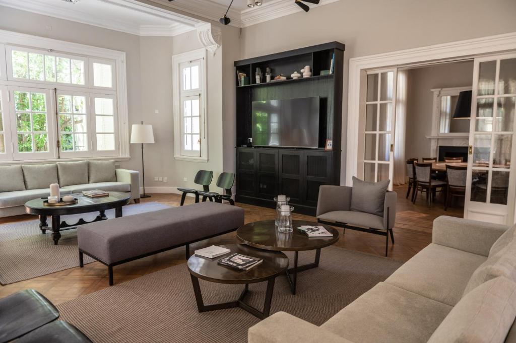 a living room with a couch and a table at Casa Villa Julia in Tigre