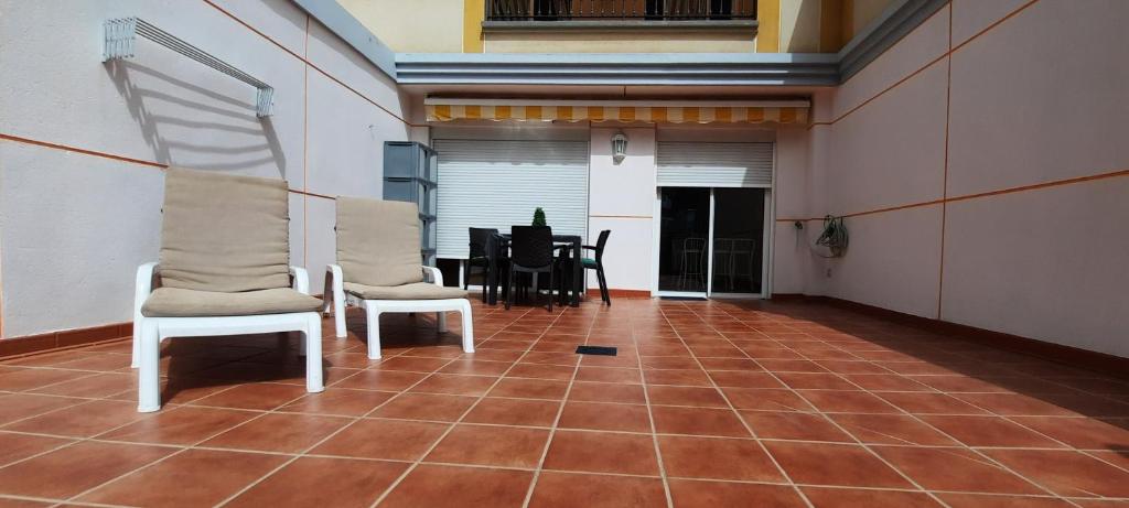 een kamer met 2 stoelen en een tafel. bij Apartamento La Marisma in Puerto de Mogán