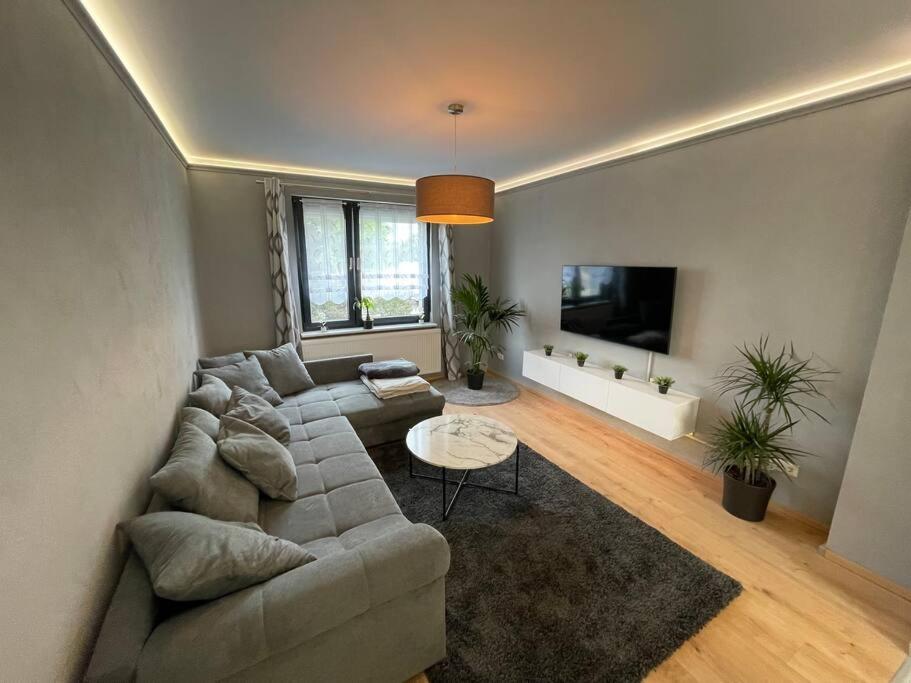 ein Wohnzimmer mit einem Sofa und einem TV in der Unterkunft Schönes Reihenhaus mit Garten in Magdeburg