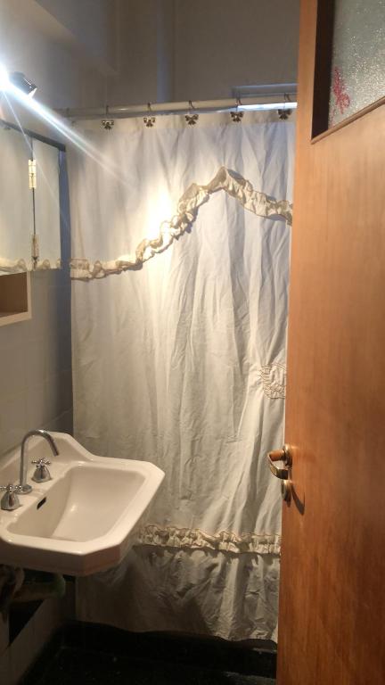 baño con lavabo y cortina de ducha en Centro de Mendoza en Mendoza