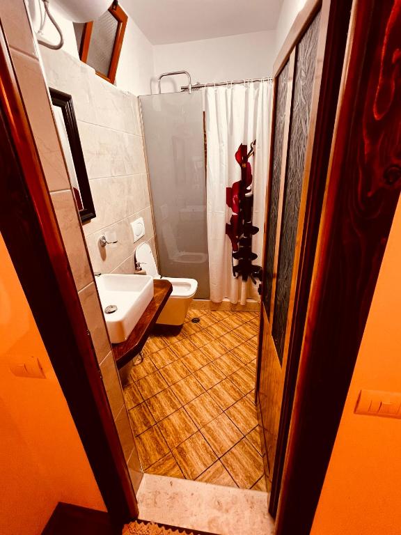 Baðherbergi á KRIS Guesthouse
