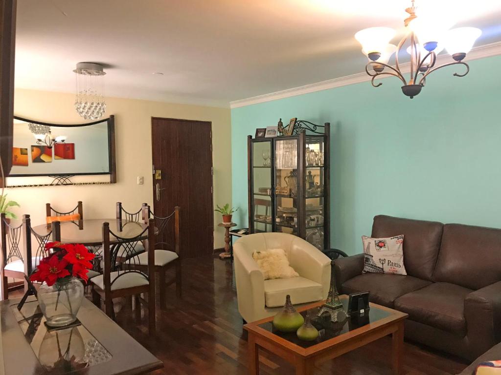ein Wohnzimmer mit einem Sofa und einem Tisch in der Unterkunft Apartamento cómodo, céntrico, cerca al malecón in Lima