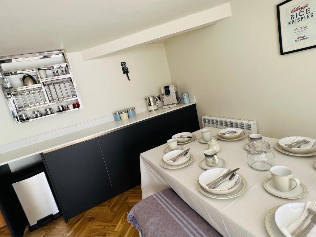 Sadržaji za pripremu kafe i čaja u objektu WM Garden Cottage