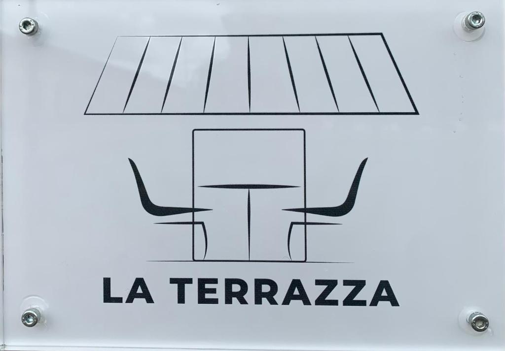 ein Schild für ein Restaurant mit einer Zeichnung eines Stuhls in der Unterkunft La Terrazza in San Giovanni Valdarno