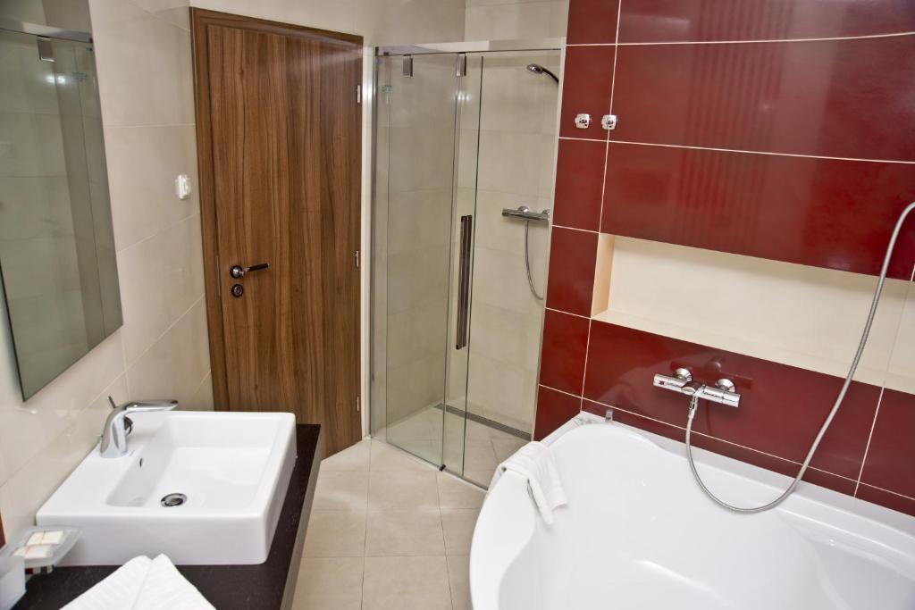 Koupelna v ubytování Tempus Club Garni Hotel