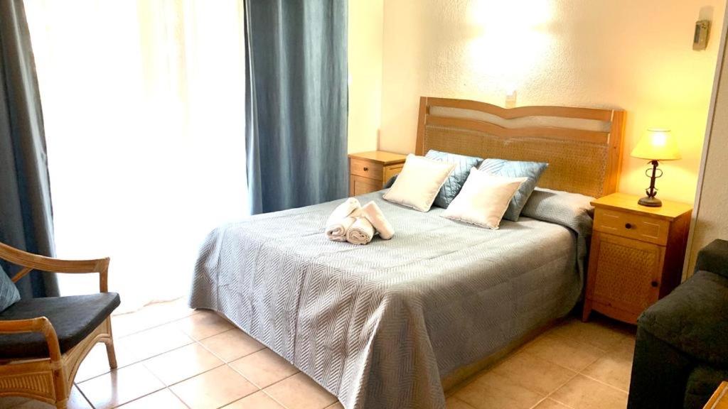 Posteľ alebo postele v izbe v ubytovaní BENALBEACH GARDEN