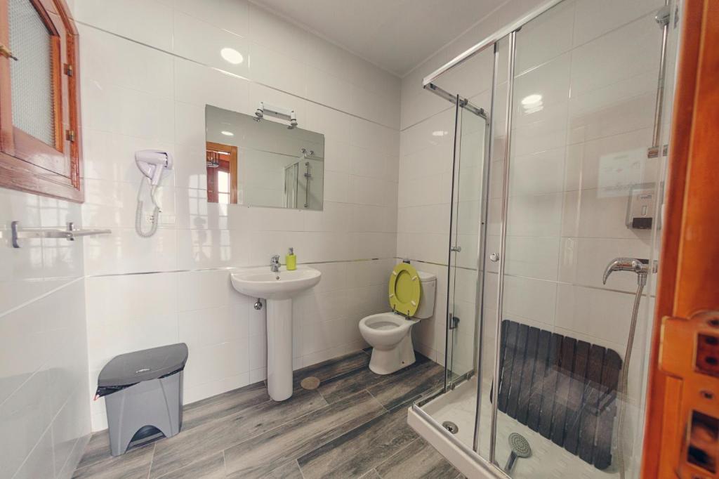 Charming Nerja Hostel - Twin Room With Private External Bathroom