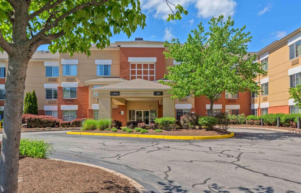 un immeuble d'appartements avec un arbre en face de celui-ci dans l'établissement Extended Stay America Suites - Boston - Burlington, à Burlington