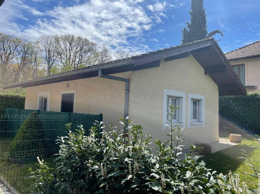 ein kleines Haus mit Busch davor in der Unterkunft Maison Time Break Jacuzzi - 4 étoiles in Thonon-les-Bains