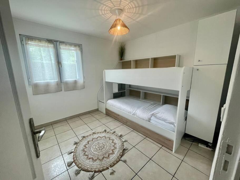 Ein Etagenbett oder Etagenbetten in einem Zimmer der Unterkunft Maison Time Break Jacuzzi - 4 &eacute;toiles