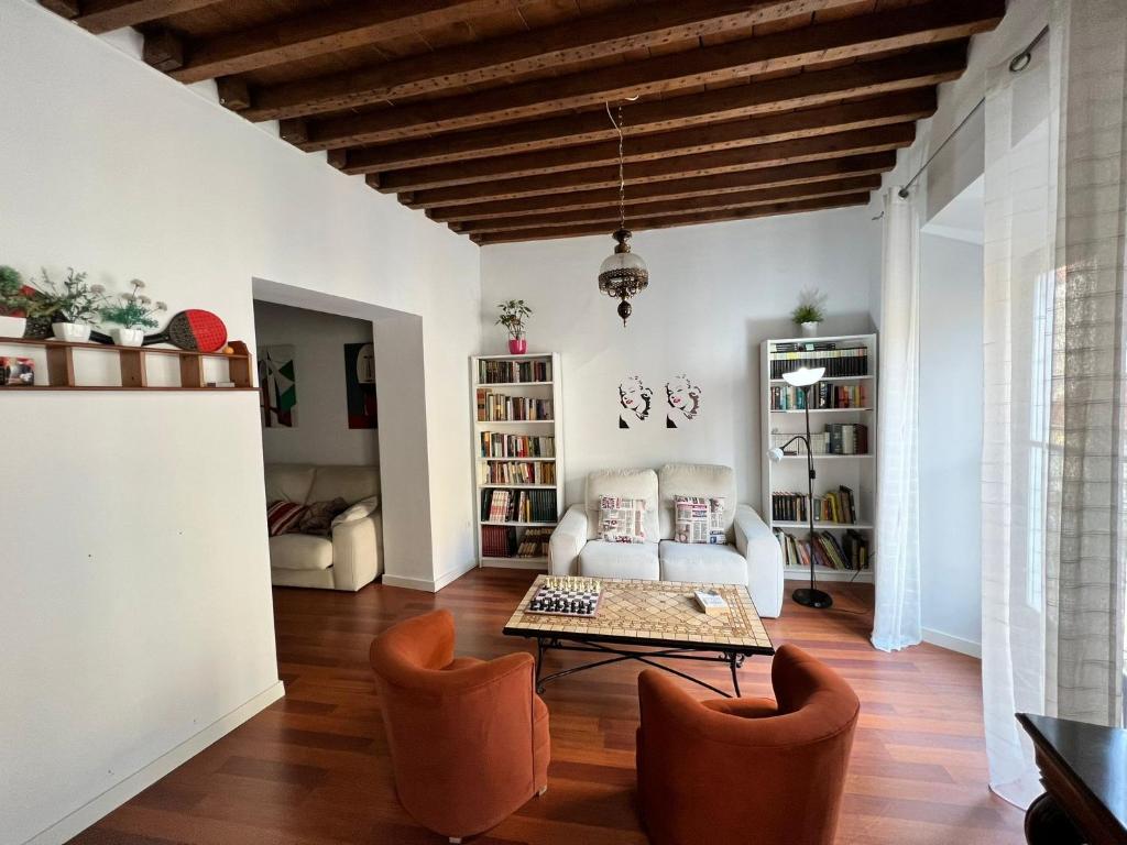 salon z kanapą, stołem i krzesłami w obiekcie Gran Apartamento Centro Histórico w Maladze
