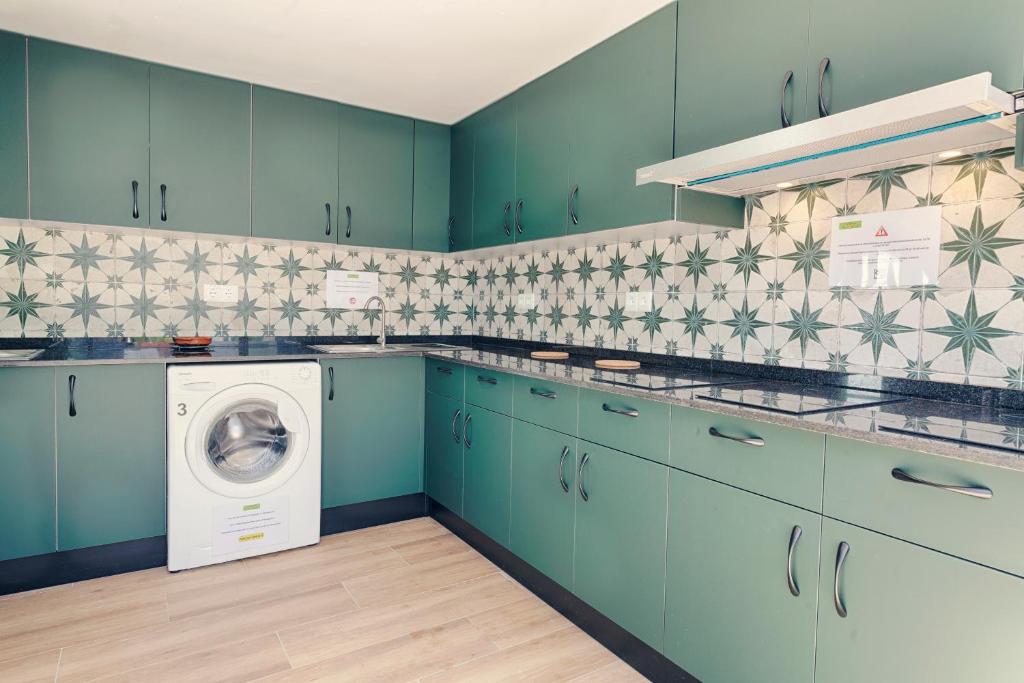 Kuchyň nebo kuchyňský kout v ubytování Charming Nerja Hostel