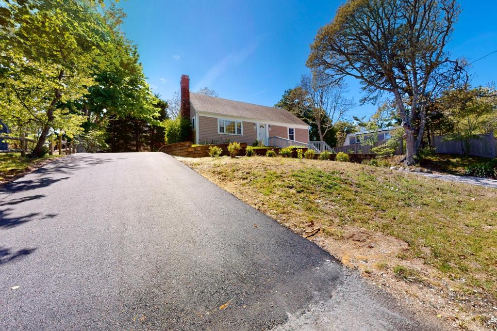 un camino vacío delante de una casa en Queen Anne, en Chatham