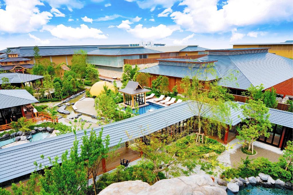 eine Luftansicht eines Gebäudes mit Garten in der Unterkunft Ooedo Onsen Monogatari Urayasu Mangekyo in Urayasu