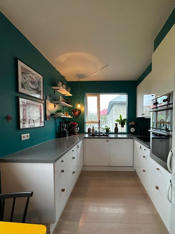 Fotografie z fotogalerie ubytování Bright and Spacious 4 bedroom apartment in Hlíðar, Reykjavik v Reykjavíku