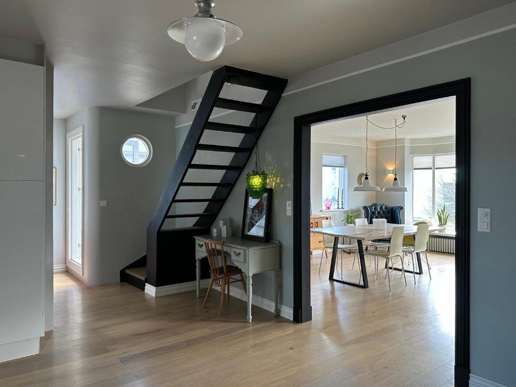 Fotografie z fotogalerie ubytování Bright and Spacious 4 bedroom apartment in Hlíðar, Reykjavik v Reykjavíku