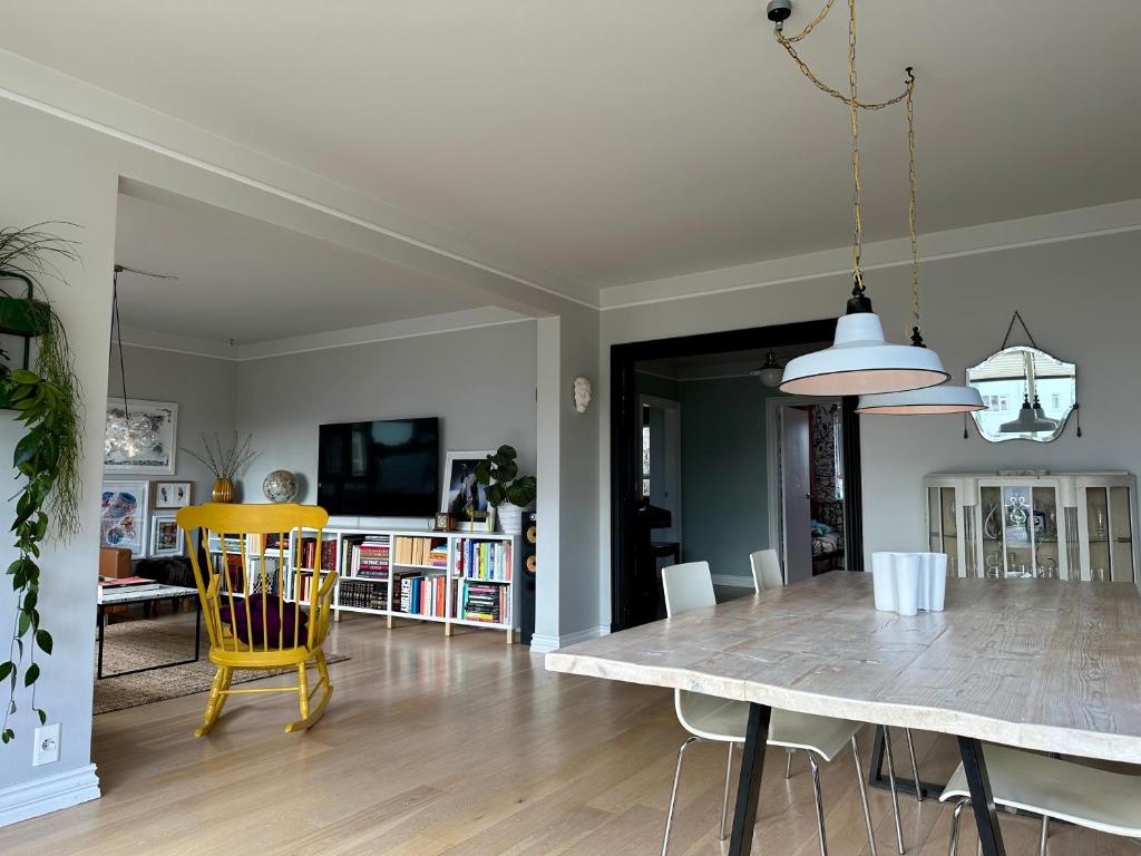 Fotografie z fotogalerie ubytování Bright and Spacious 4 bedroom apartment in Hlíðar, Reykjavik v Reykjavíku