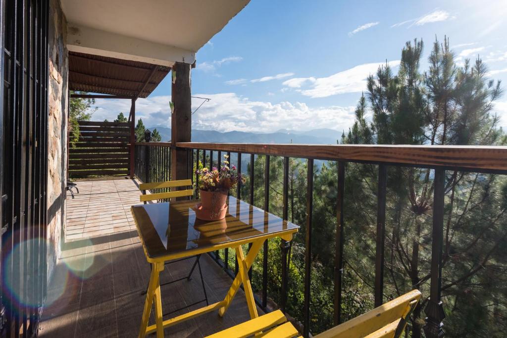 balcón con mesa y vistas a las montañas en Altos de Chulavista Constanza, en Constanza
