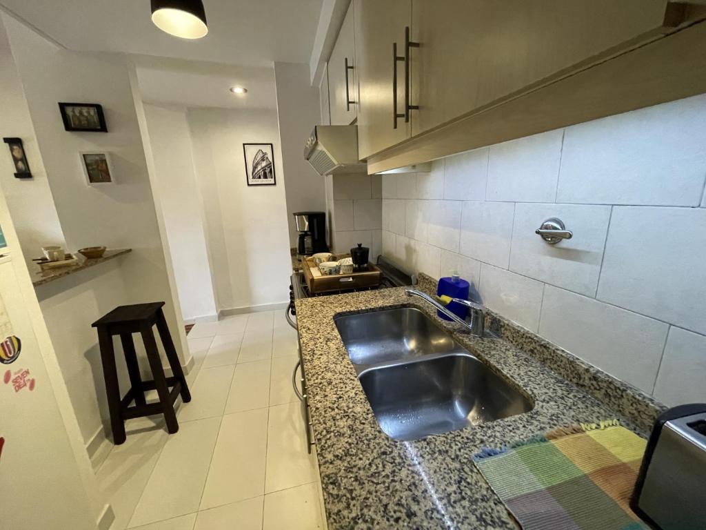 Una cocina o kitchenette en Prasino trade, confort y estilo