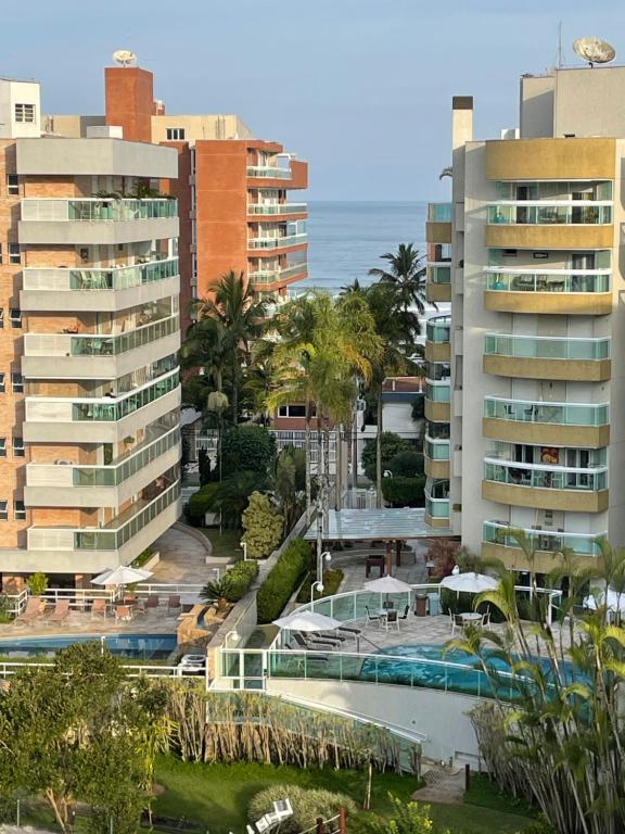 una vista aérea de los edificios y una piscina en Cobertura Ilha da Madeira en Riviera de São Lourenço