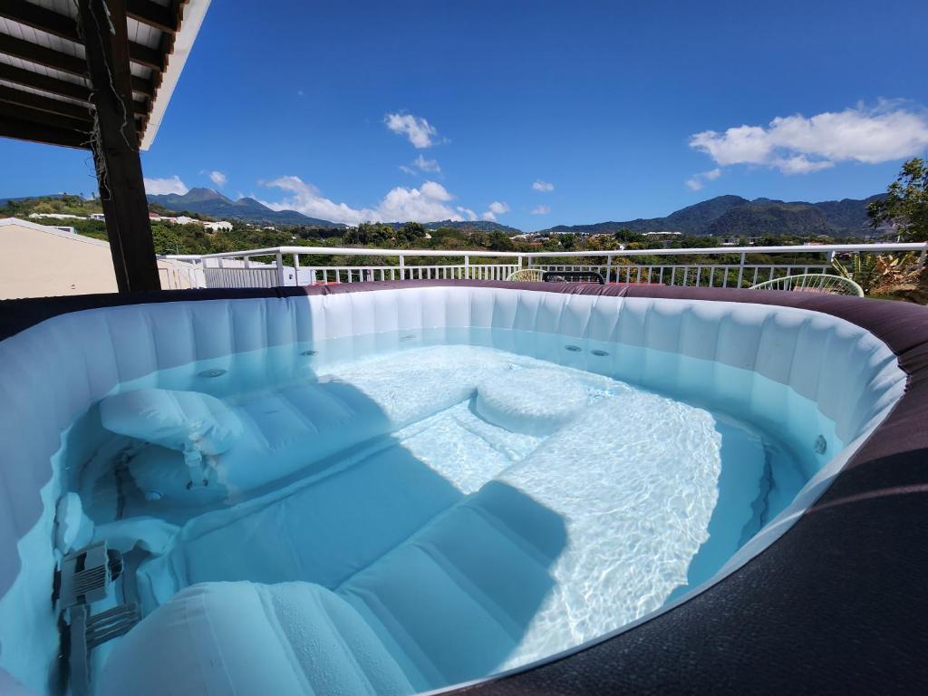 a jacuzzi tub on the roof of a house at la tête dans les nuages in Basse-Terre