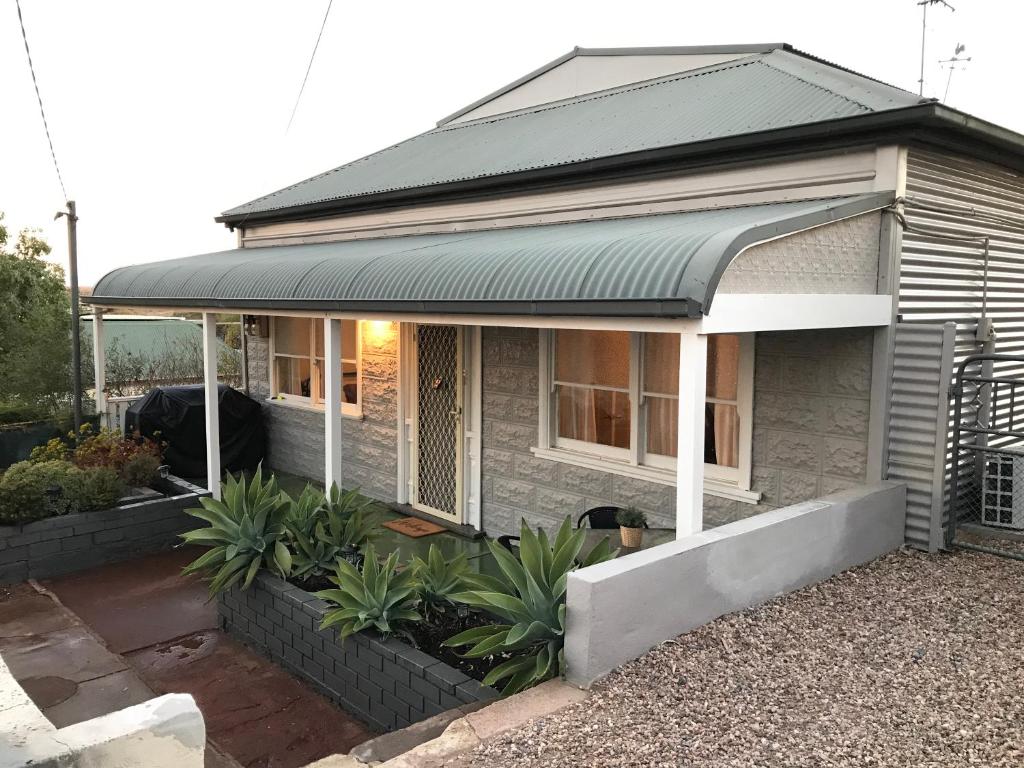 a small house with a green roof at HILLSIDE HAVEN CHARMING C1920 COTTAGE Pet Friendly Sleeps 1 - 6 in Broken Hill