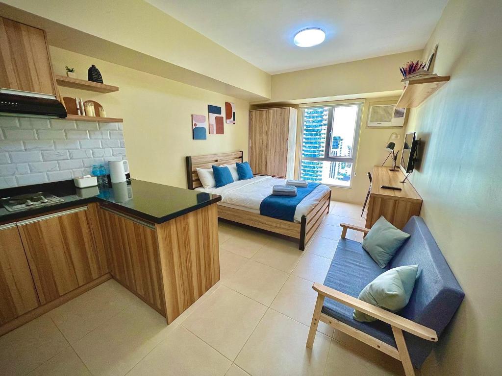 kuchnia i sypialnia z łóżkiem i kanapą w obiekcie Highview IT Park w Cebu