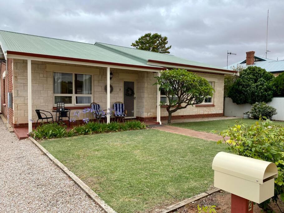 Zahrada ubytování Tumby Bay Escape - 4BR - Beautiful Beach Cottage