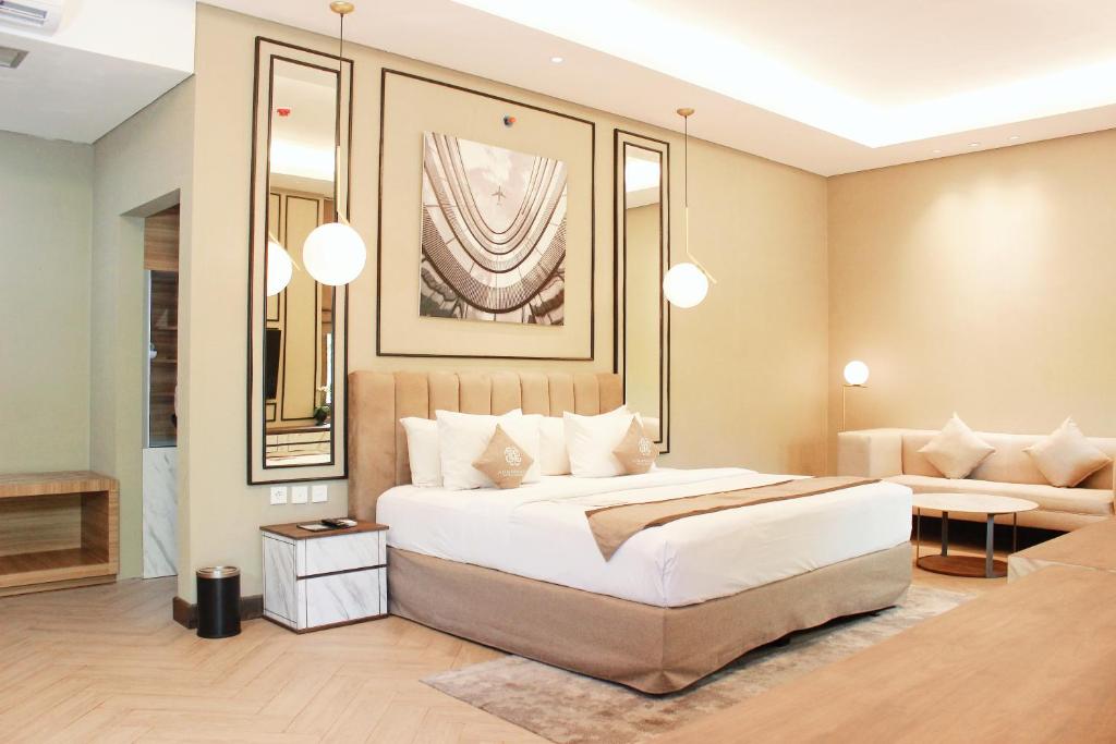 Postel nebo postele na pokoji v ubytování Adhiwangsa Hotel