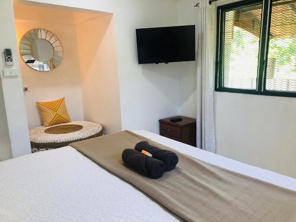 un dormitorio con una cama con un animal de peluche en Suva City Accommodation en Suva