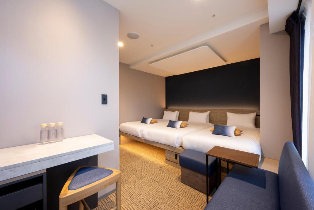 Postel nebo postele na pokoji v ubytování HOTEL AMANEK Shinjuku Kabukicho