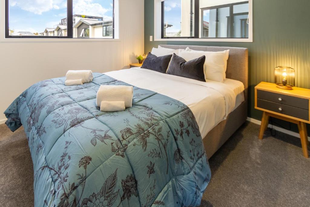 - une chambre avec un grand lit et une table de nuit dans l'établissement The Majestic retreat 2 bed 2 bath CBD, à Christchurch