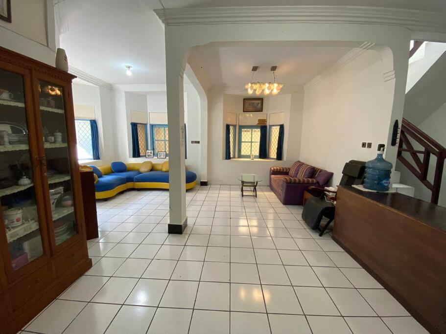 uma grande sala de estar com um sofá e uma sala de estar em Singgah Macanan em Sentool