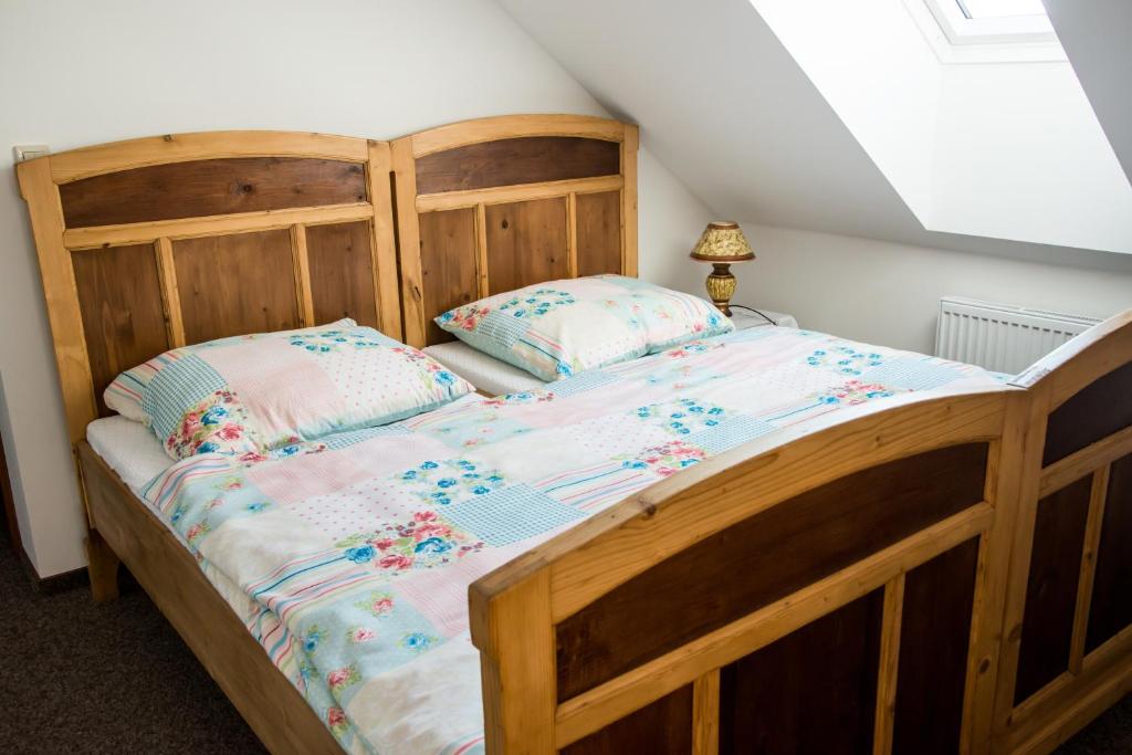 Postel nebo postele na pokoji v ubytování Penzion U Jindry