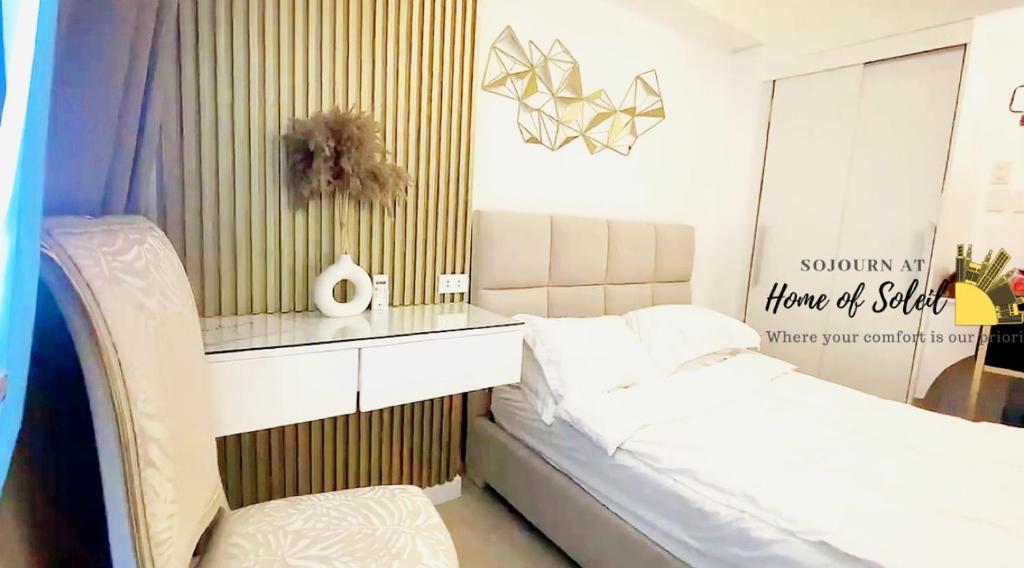 1 dormitorio con 1 cama y vestidor con espejo en Azure North Pampanga by Home Of Soleil, en Lagundi