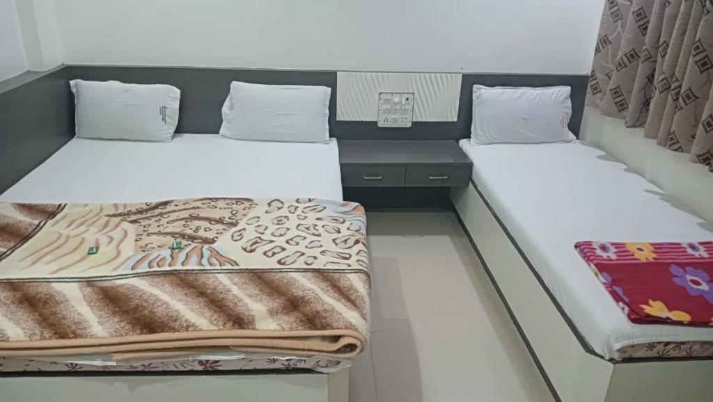 Voodi või voodid majutusasutuse Hotel Shree Sai Darshan toas