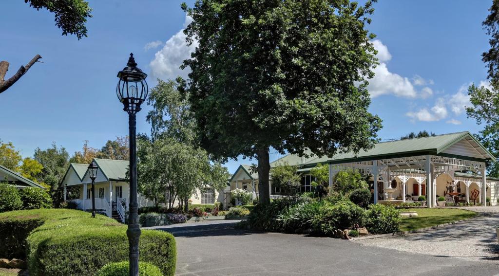 una luz de la calle frente a una casa en Yarra Gables en Healesville