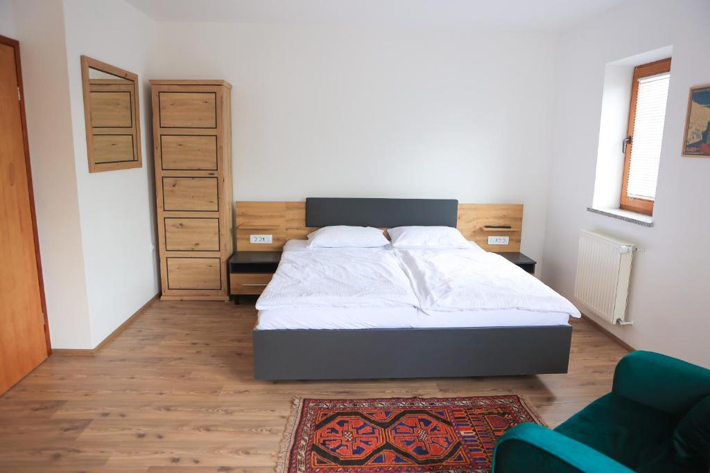 Postel nebo postele na pokoji v ubytování Apartments Katrca Bežigrad