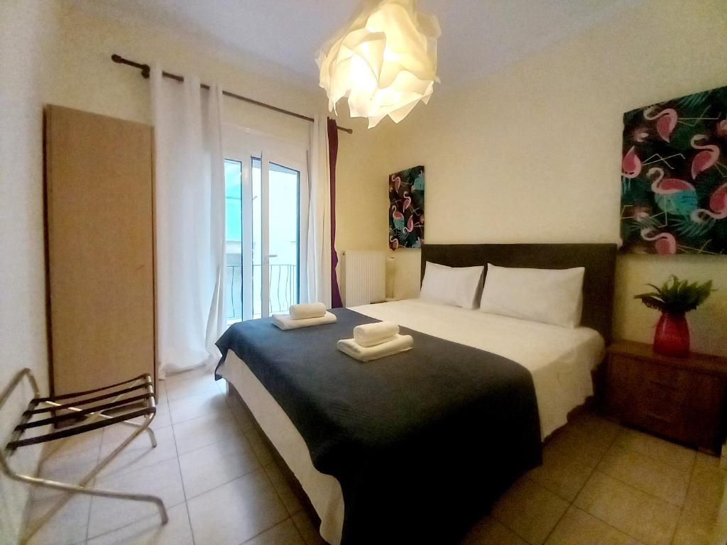 sypialnia z łóżkiem z dwoma ręcznikami w obiekcie Iasonas - 2BR Apartment - Explore Center by foot - Close to Aristotelous square w Salonikach