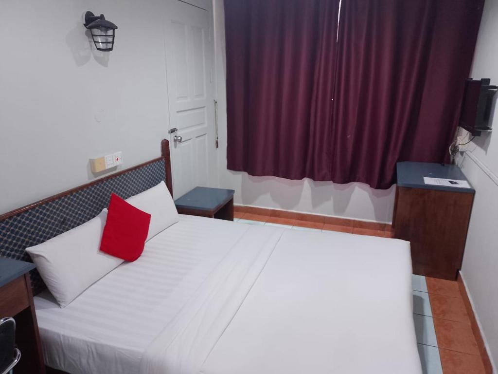 Postel nebo postele na pokoji v ubytování Highway Inn