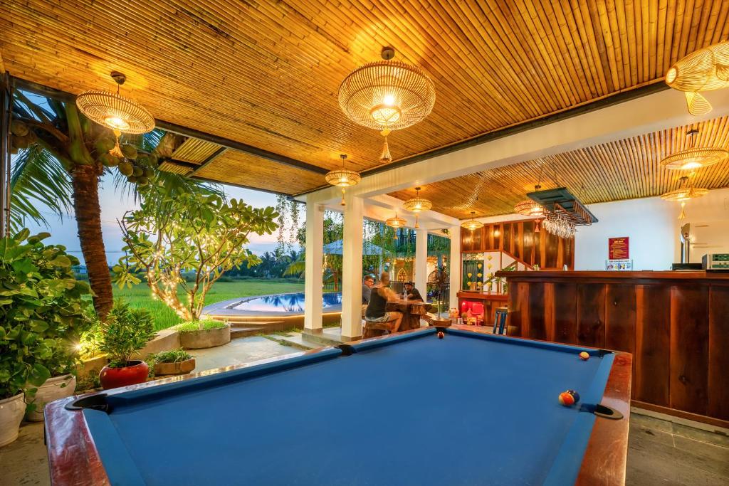 Biliár nebo kulečník v ubytování Sunkised Paddy Hoi An Villa