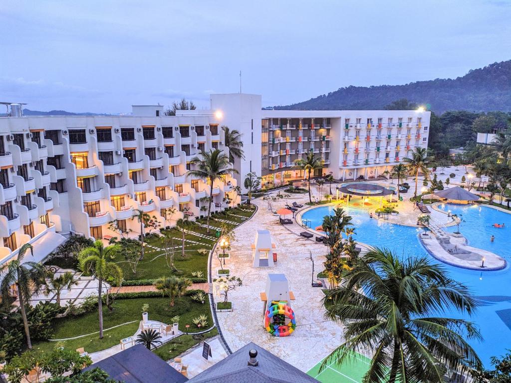 een luchtzicht op een resort met een zwembad bij HARRIS Resort Batam Waterfront in Sekupang