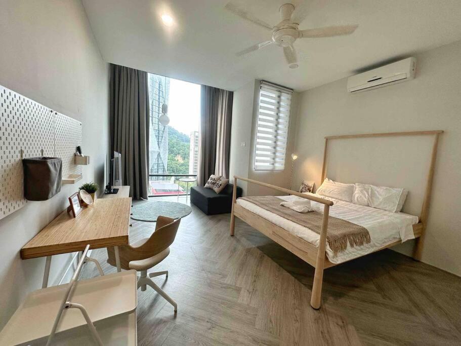 - une chambre avec un lit, une table et un bureau dans l'établissement Muji Studio 1-3pax Netflix Wi-fi Empire Damansara, à Petaling Jaya