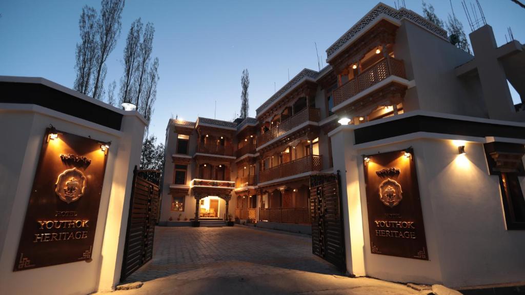 un edificio con una puerta delante de él por la noche en Hotel Youthok Heritage en Leh