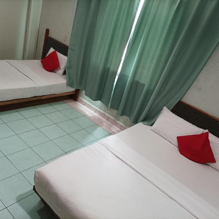 Postel nebo postele na pokoji v ubytování Highway Inn