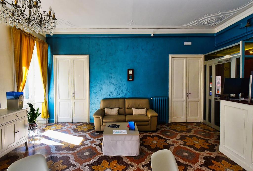 Televízia a/alebo spoločenská miestnosť v ubytovaní Hotel Suisse