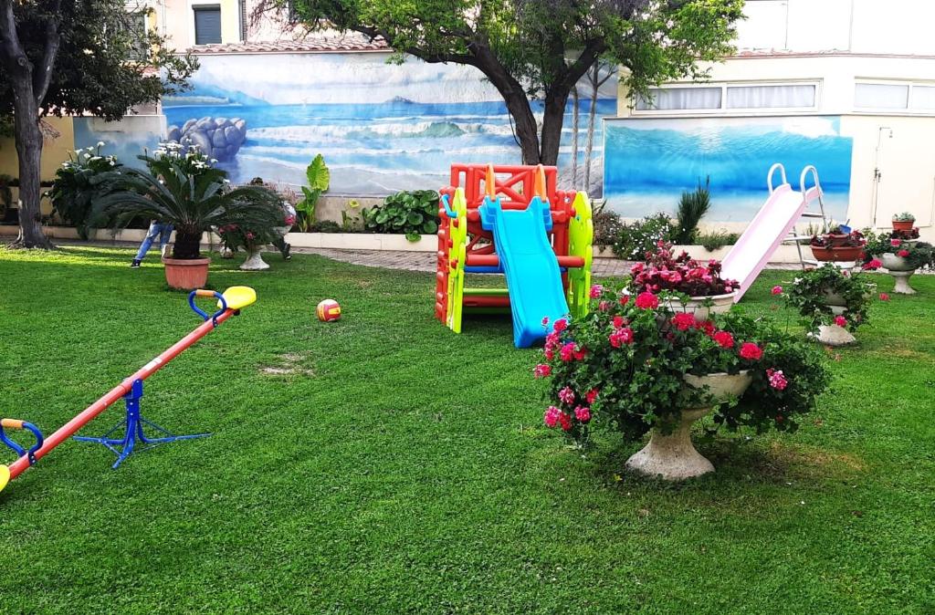 un cortile con parco giochi sul prato di Casa Vacanze Arba Girasole a Girasole
