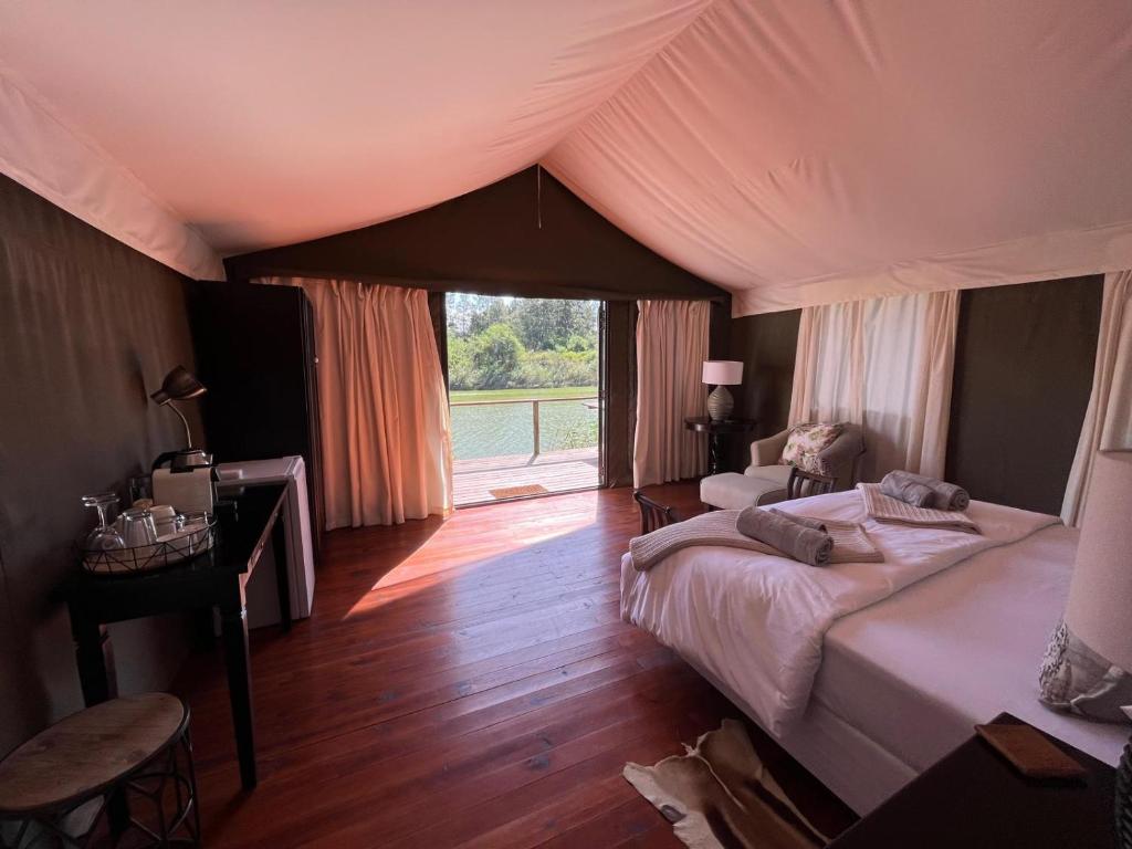 Postel nebo postele na pokoji v ubytování Ndlovu Addo River Lodge
